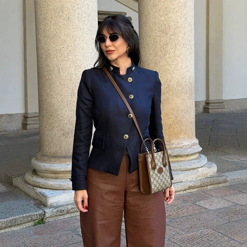 Damen Taillierter Blazer mit Stehkragen und goldenen Zierknöpfen Nord Taschen