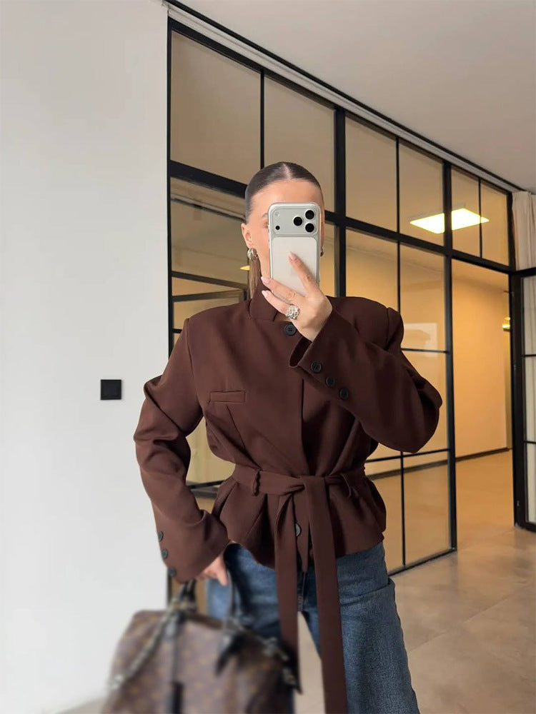 Damen Taillierter kurzgeschnittener Blazer mit Stehkragen, Schößchen und Bindegürtel Nord Taschen