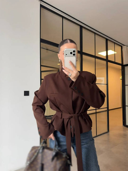 Damen Taillierter kurzgeschnittener Blazer mit Stehkragen, Schößchen und Bindegürtel Nord Taschen
