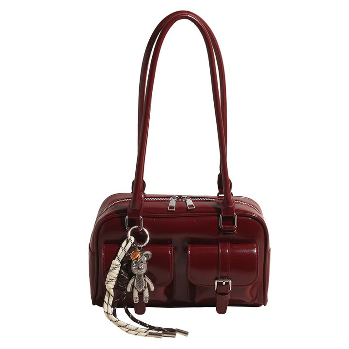 Damen Handtasche im modernen Taschenformat mit charmanten Anhängern | Nord Taschen