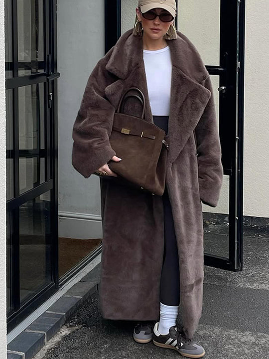 Damen Oversize Kunstfell-Maximantel mit weitem Revers Nord Taschen