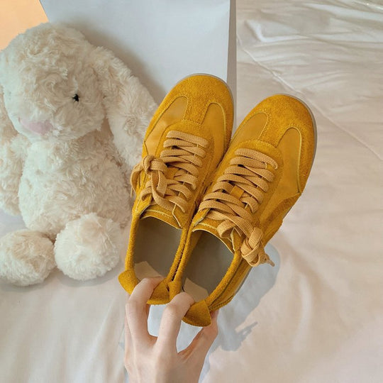 Damen Freizeitsneaker mit weichem Veloursleder und detailreicher Schnürung