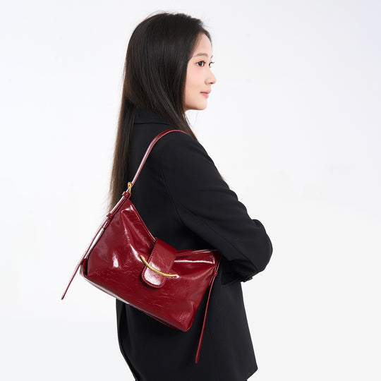 Damen Hobo-Tasche mit elegantem Design und hochwertigem metallischen Akzent Nord Taschen