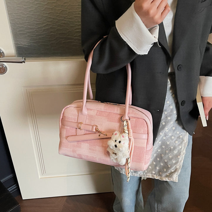 Damen Handtasche mit trendigem Design und modischem Plüschanhänger Nord Taschen