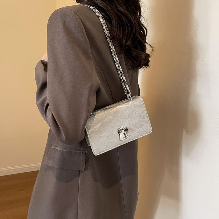 Damen Umhängetasche mit glänzendem Kettenhenkel Nord Taschen