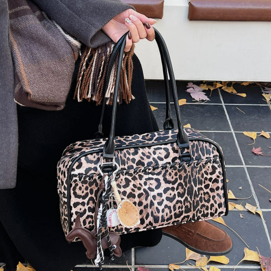 Damen stilvolle Premium Handtasche mit verspieltem Anhänger Nord Taschen