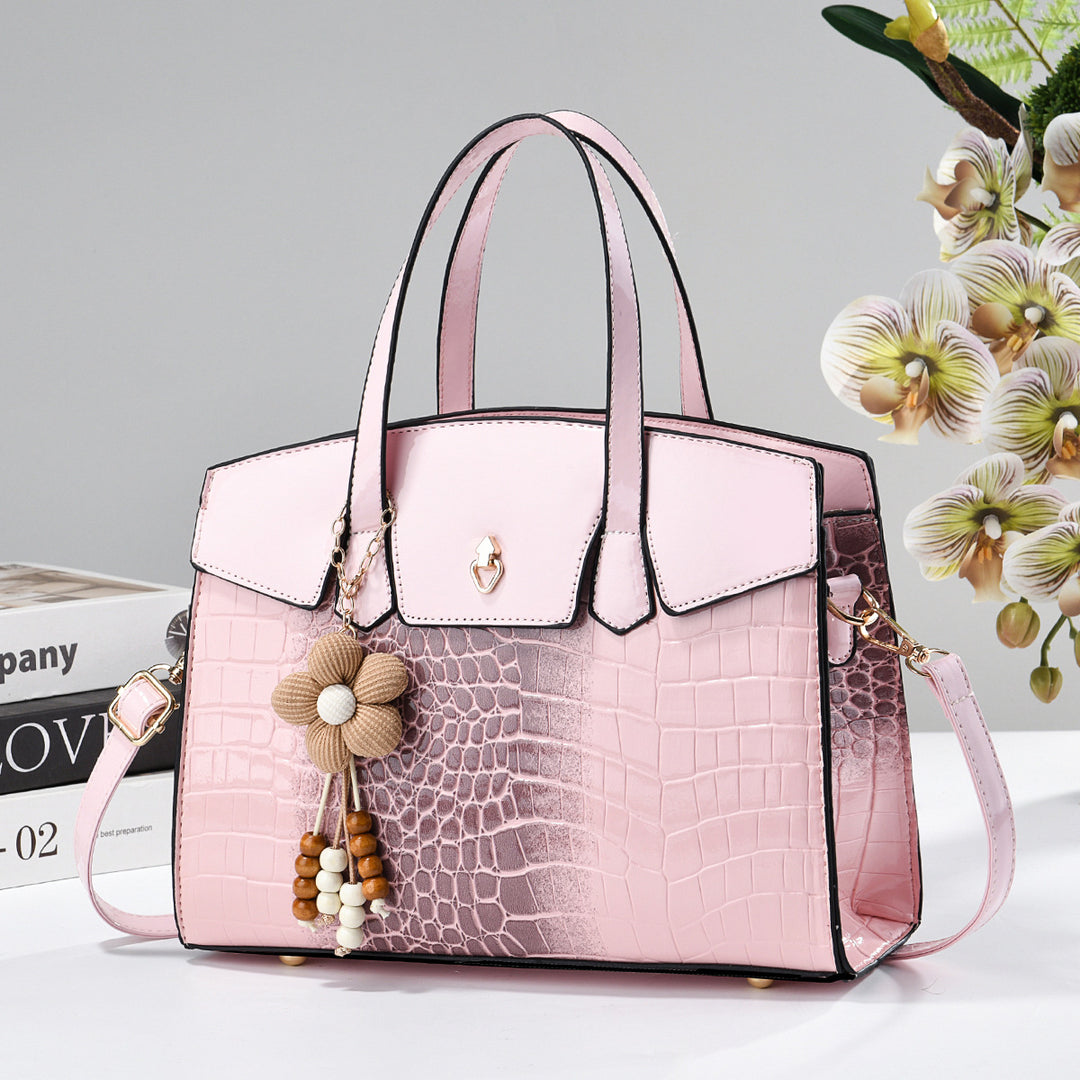 Damen elegante Handtasche mit Kroko-Prägung und charmantem Blumenanhänger Nord Taschen