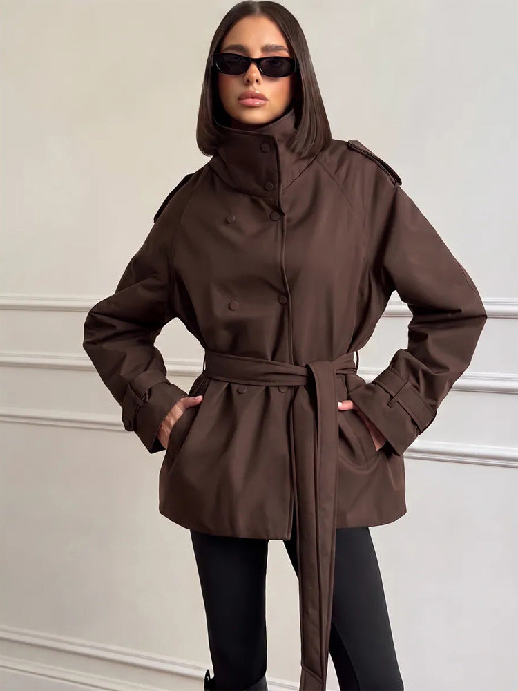 Damen Kurzer technischer Trench mit hoher Kragenblende, doppelter Druckknopfleiste und taillierendem Bindegürtel Nord Taschen