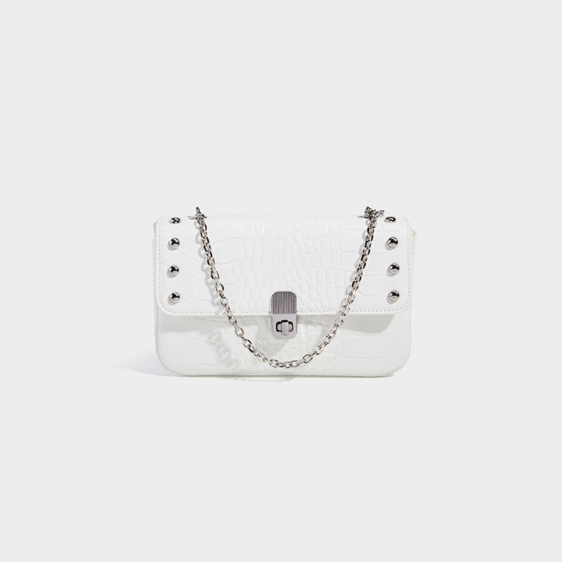Damen Clutch mit eleganter Kroko-Optik und modischen Metallakzenten Nord Taschen