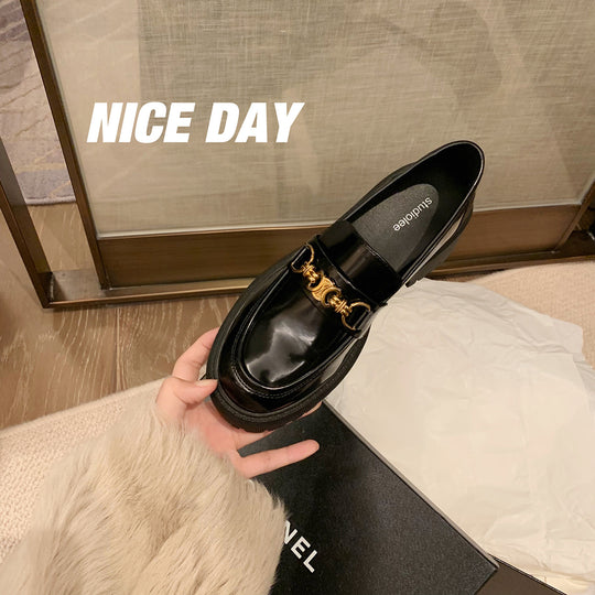Damen Chunky‑Loafer aus Glattleder mit profilierter Lug‑Sohle und goldener Kettenapplikation Nord Taschen