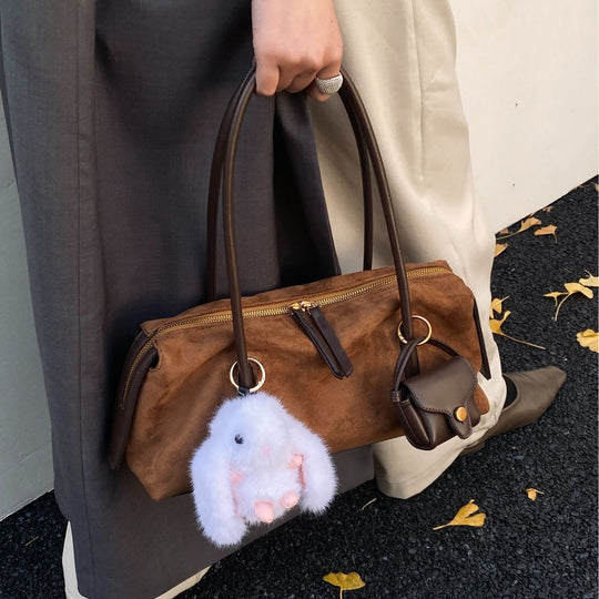 Damen elegante Umhängetasche aus hochwertigem Wildleder mit verspieltem Kaninchenanhänger Nord Taschen