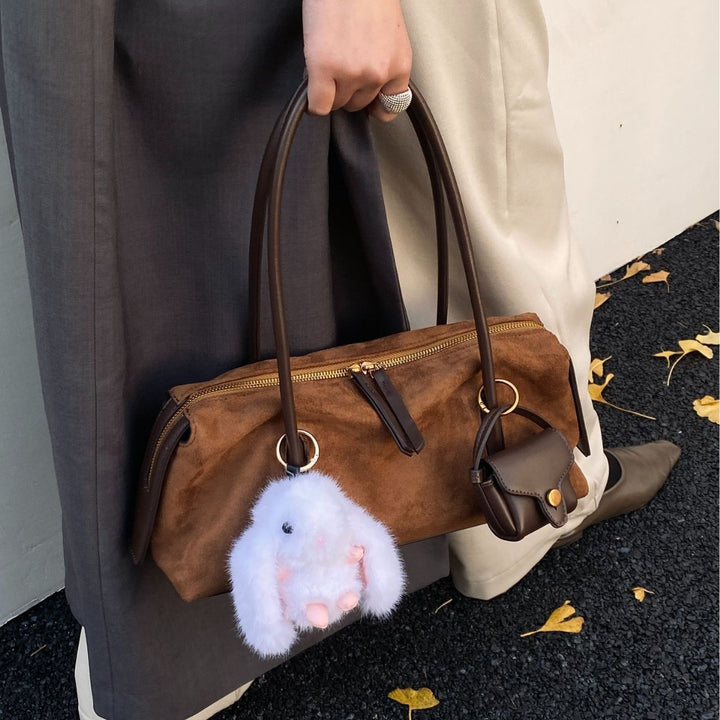 Damen elegante Umhängetasche aus hochwertigem Wildleder mit verspieltem Kaninchenanhänger Nord Taschen