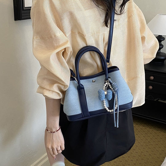 Damen Handtasche im modernen Denim-Look mit charmantem Anhänger Nord Taschen