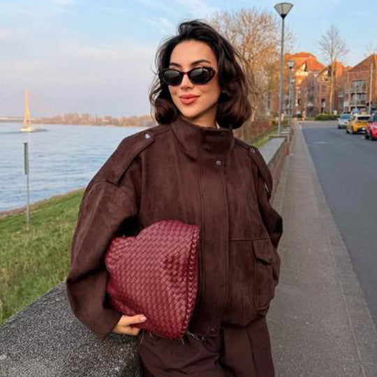 Damen Oversize Veloursleder-Bomber mit Schulterpatten, Pattentaschen und hohem Stehkragen Nord Taschen