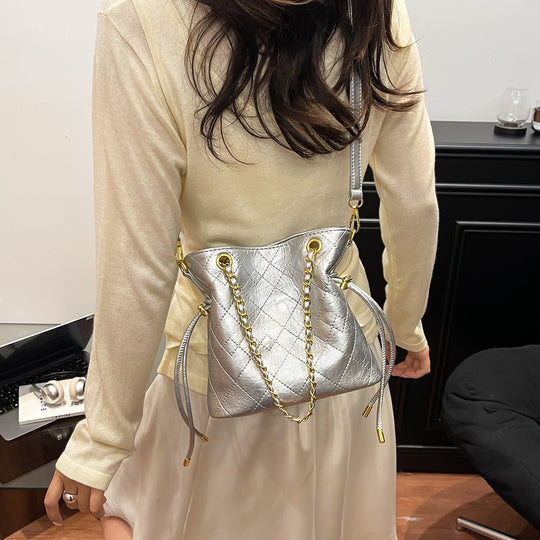Damen Hobo-Tasche mit elegantem Kettenakzent und strukturierter Oberfläche Nord Taschen
