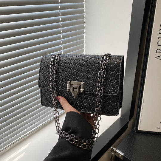 Damen Umhängetasche mit geflochtenem Design und dekorativem Kettenriemen Nord Taschen