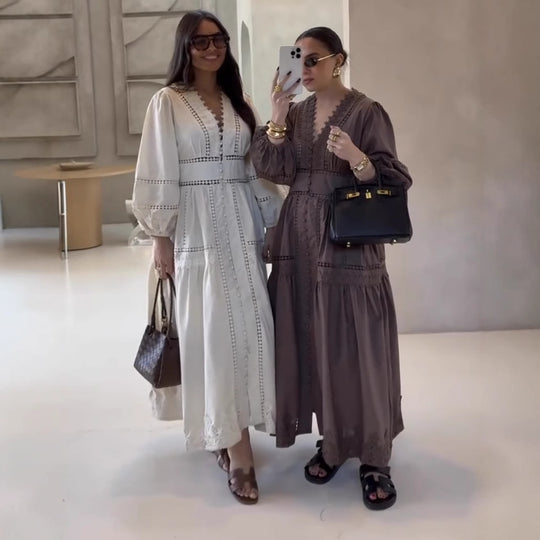 Damen 80+ Maxikleid mit V‑Ausschnitt, Spitzenbesatz, Knopfleiste und Ballonärmeln Nord Taschen