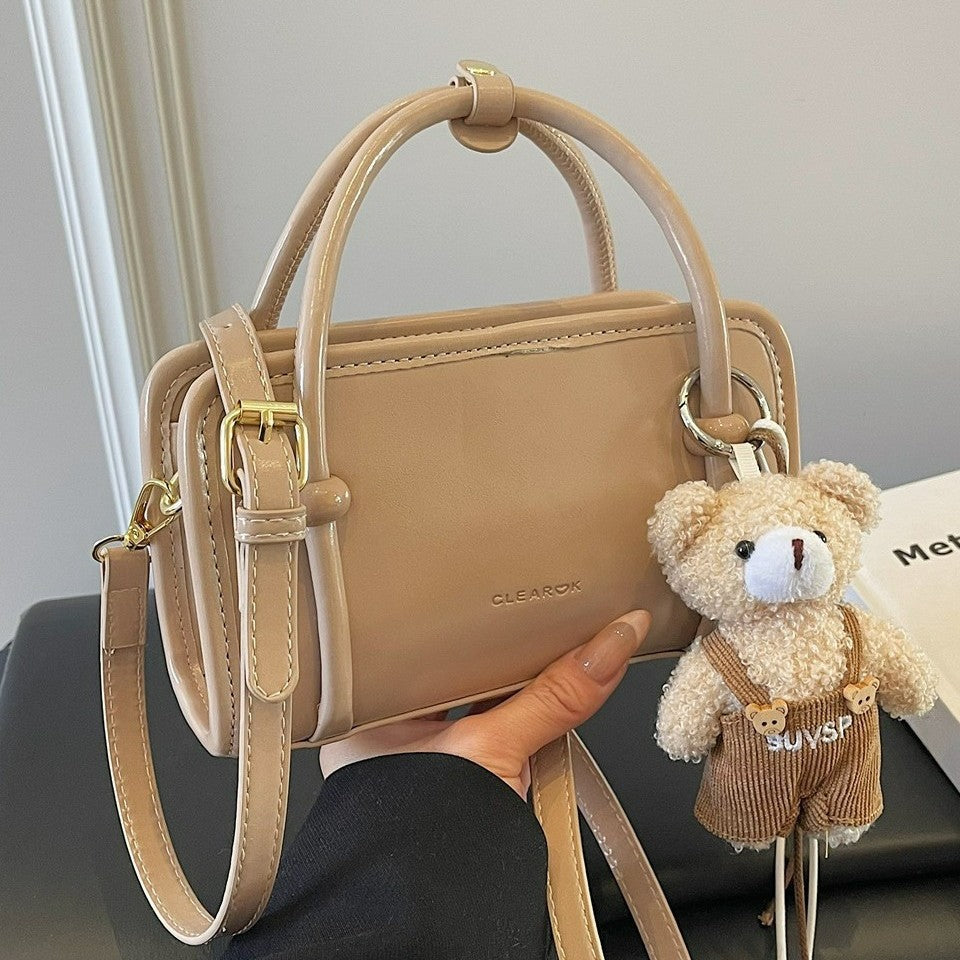 Damen Mini-Handtasche mit niedlichem Bärenanhänger Nord Taschen