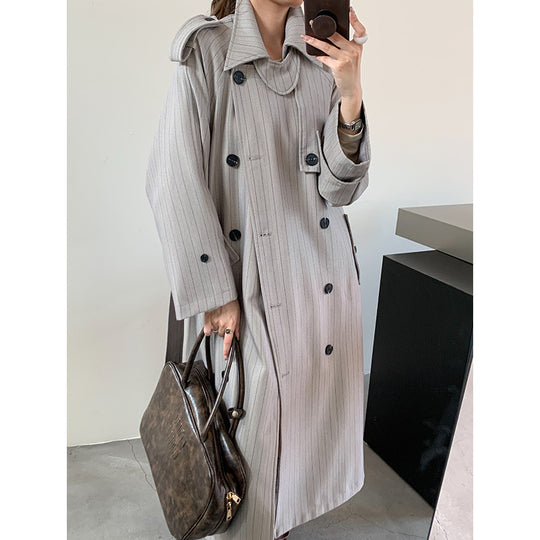 Damen Nadelstreifen-Trench mit kastiger Silhouette, Schulterpatten und verdecktem Bindegürtel Nord Taschen