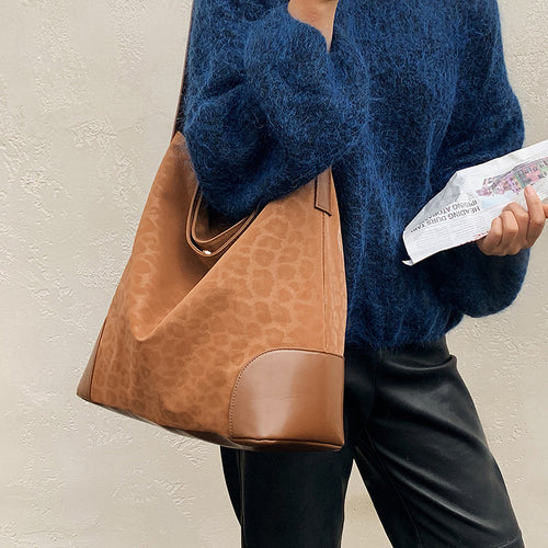 Damen Hobo-Tasche aus weichem Veloursleder mit eleganter Silhouette Nord Taschen