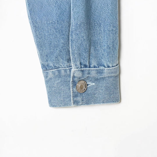 Damen Cropped Jeansjacke mit asymmetrischem Saum und aufgesetzten Pattentaschen Nord Taschen
