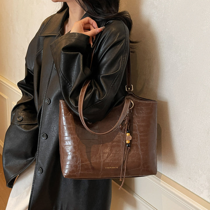 Damen elegante Handtasche im Krokoleder-Look mit charmantem Anhänger Nord Taschen