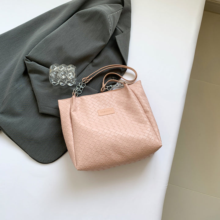 Damen modische Umhängetasche mit geflochtenem Design und eleganten Kettenakzenten Nord Taschen