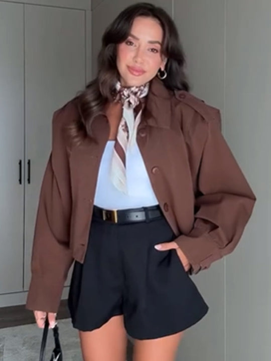 Damen Kurzboxy-Jacke mit Schulterpatten, kastiger Silhouette und geknöpfter Front Nord Taschen