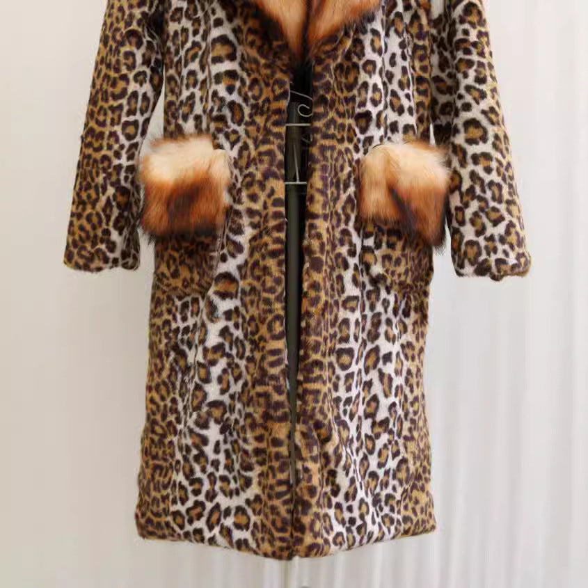 Damen Langer Kunstfellmantel im Leopardprint mit großem Pelzkragen und Taschenbesatz Nord Taschen