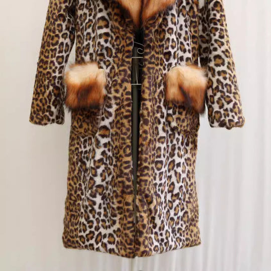 Damen Langer Kunstfellmantel im Leopardprint mit großem Pelzkragen und Taschenbesatz Nord Taschen