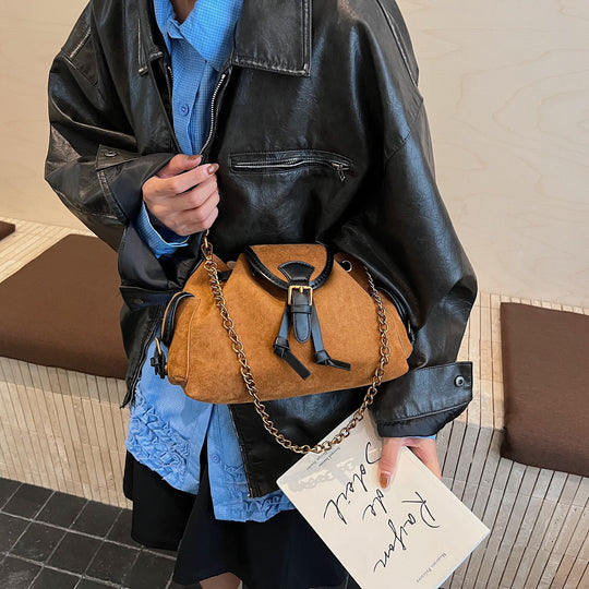 Damen Schultertasche aus hochwertigem Veloursleder mit dekorativen Kettenakzenten Nord Taschen