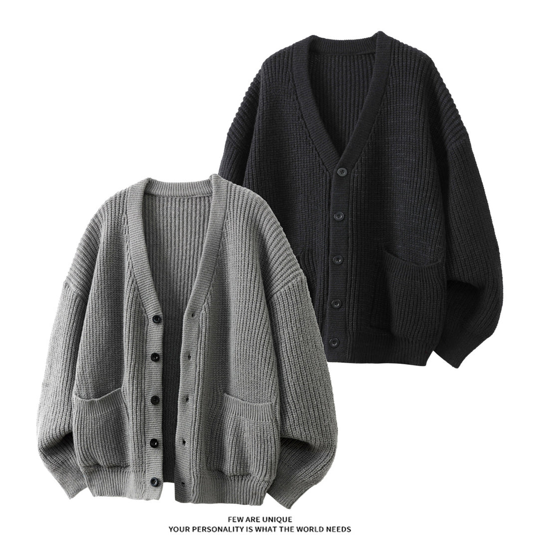 Unisex Oversize Grobstrick-Cardigan mit V-Ausschnitt, Knopfleiste und aufgesetzten Taschen Nord Taschen