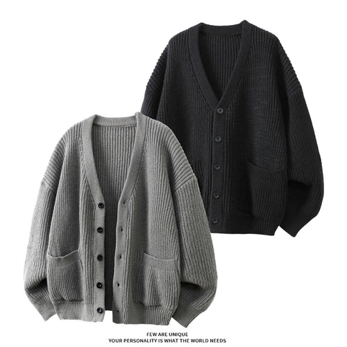 Unisex Oversize Grobstrick-Cardigan mit V-Ausschnitt, Knopfleiste und aufgesetzten Taschen Nord Taschen