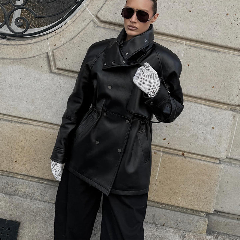 Damen Regenjacke aus Lederoptik mit hohem Stehkragen, Taillenzug und Druckknopffront Nord Taschen
