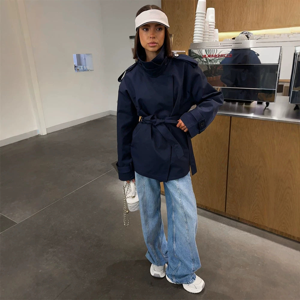 Damen Kurztrenchcoat mit Bindegürtel, hohem Stehkragen und Schulterklappen Nord Taschen