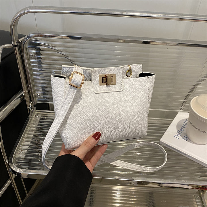 Damen Umhängetasche mit elegantem Klappverschluss und strukturiertem Leder Nord Taschen