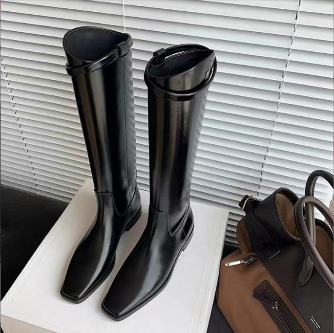Damen Kniehohe Reitstiefel aus Glattleder mit quadratischer Zehenpartie und schlanker Silhouette Nord Taschen