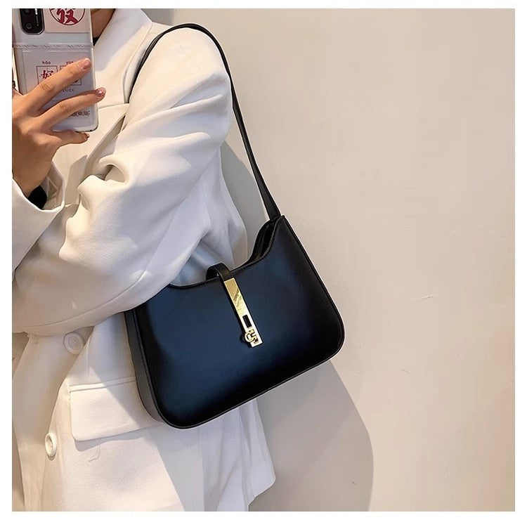 Damen Schultertasche mit eleganter Kettenapplikation und modernem Design Nord Taschen