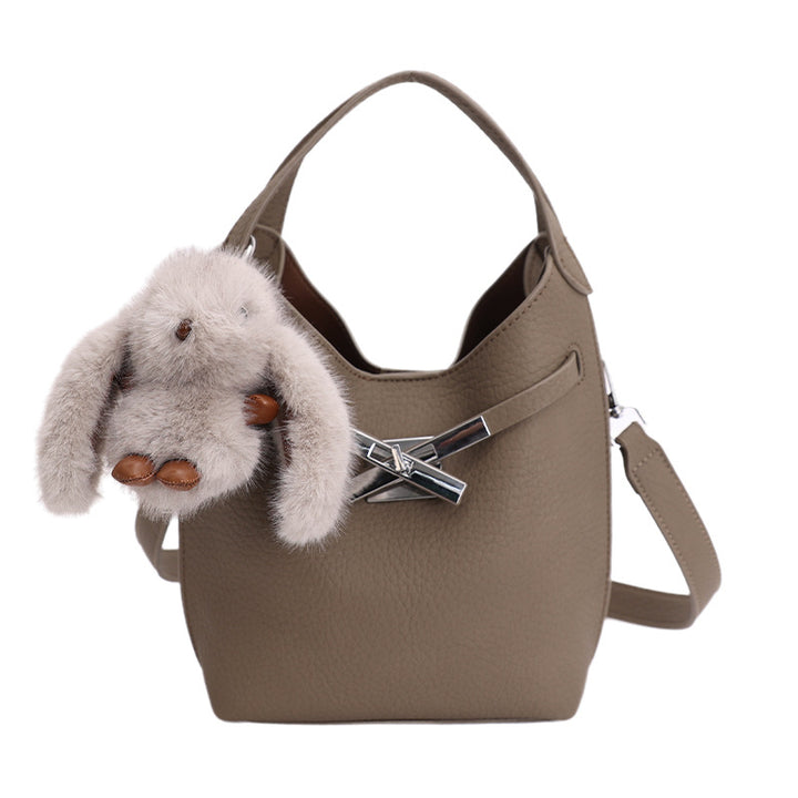 Damen-Handtasche im modernen Hobo-Stil mit charmantem Plüschanhänger Nord Taschen