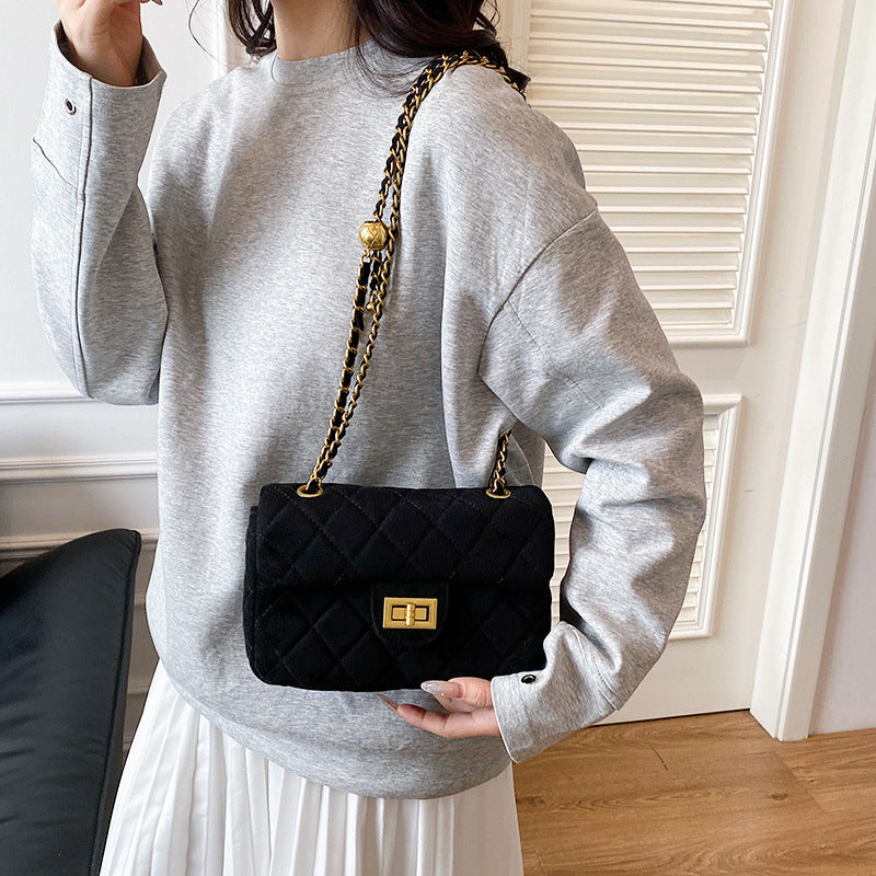 Damen elegante Umhängetasche mit schickem Kettenakzent Nord Taschen