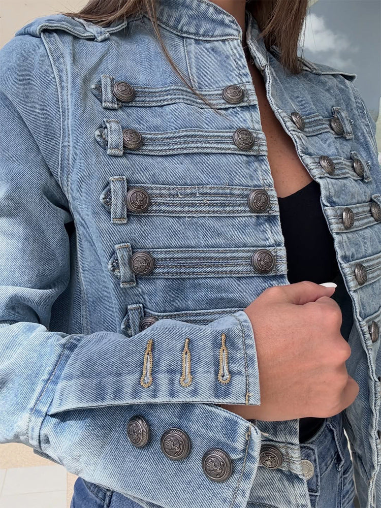 Damen Kurz geschnittene Jeansjacke im militärisch inspirierten Stil mit dekorativen Knopfleisten Nord Taschen