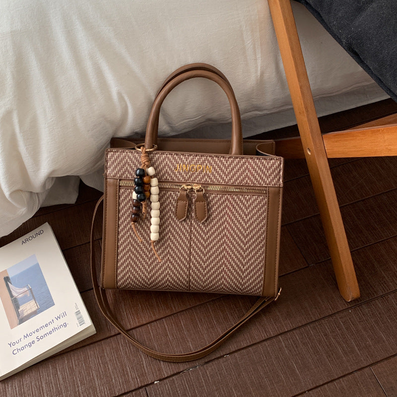 Damen elegante Struktur-Handtasche mit modischem Anhänger Nord Taschen