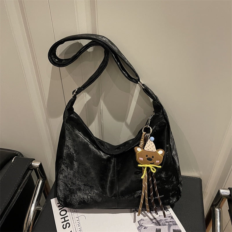 Damen Hobo-Tasche aus weichem Kunstleder mit verspieltem Anhänger Nord Taschen