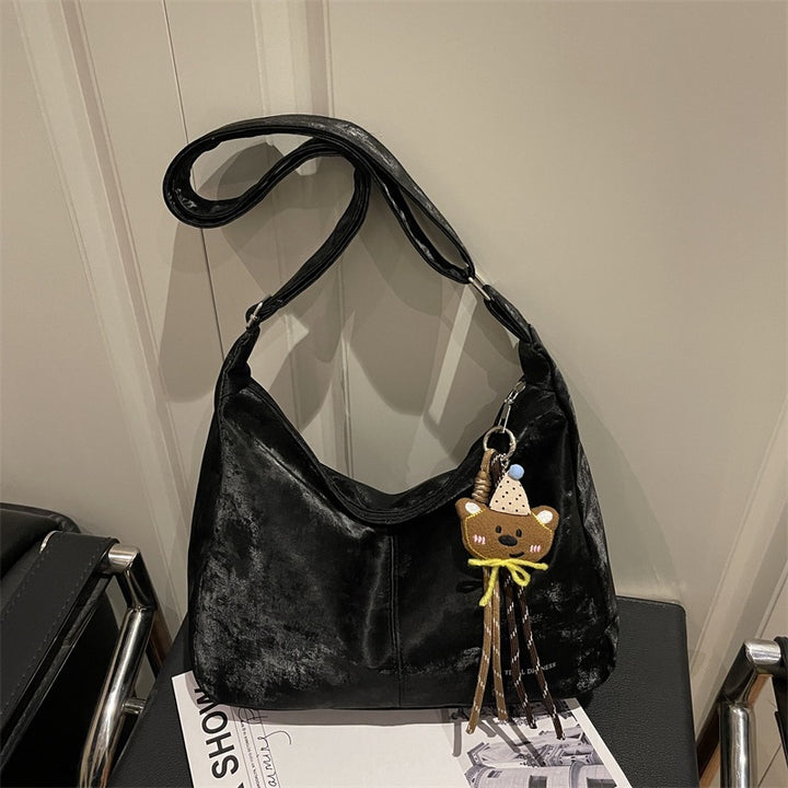Damen Hobo-Tasche aus weichem Kunstleder mit verspieltem Anhänger Nord Taschen