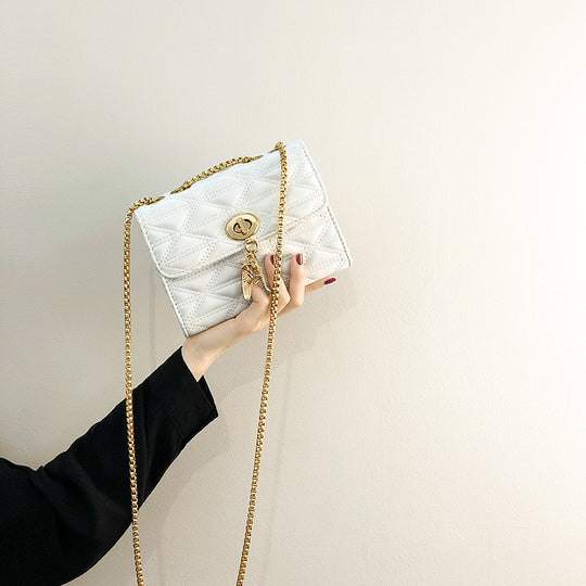 Damen Clutch mit eleganter Steppoptik und dekorativem Kettenriemen Nord Taschen