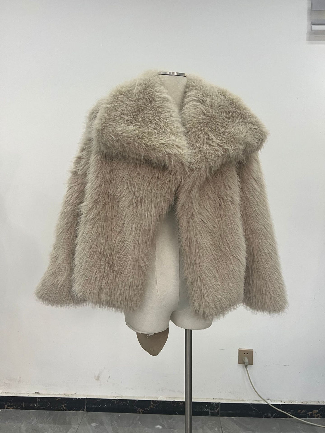 Damen Kurze Kunstpelzjacke im Bolero‑Stil mit extraweichem Schalkragen Nord Taschen