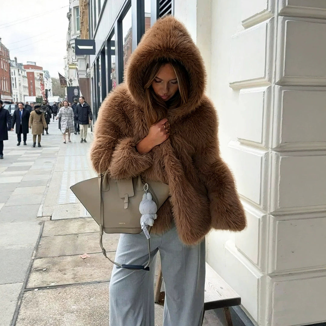 Damen Kurzblouson aus langfaserigem Shaggy‑Faux‑Fur mit hohem Schalkragen und klarer Boxy‑Silhouette Nord Taschen