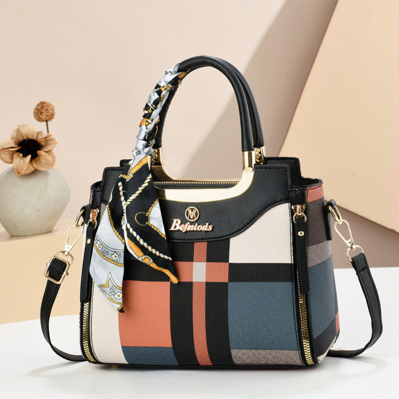 Damen Handtasche mit modernem Karomuster und elegantem Seiden-Schal Nord Taschen