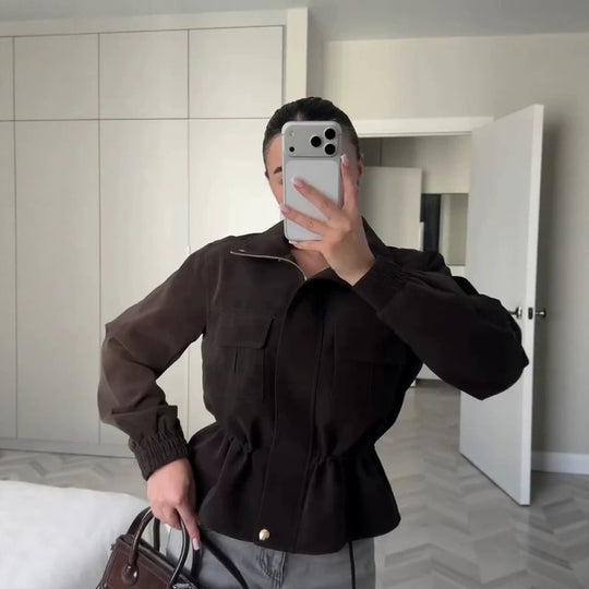 Damen Kurzjacke im Utility‑Stil mit Taillenzug und Stehkragen Nord Taschen