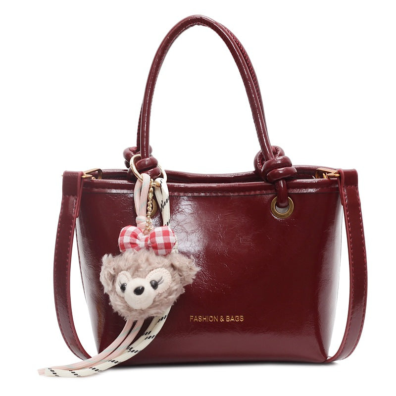 Damen Handtasche mit verspieltem Plüschanhänger Nord Taschen